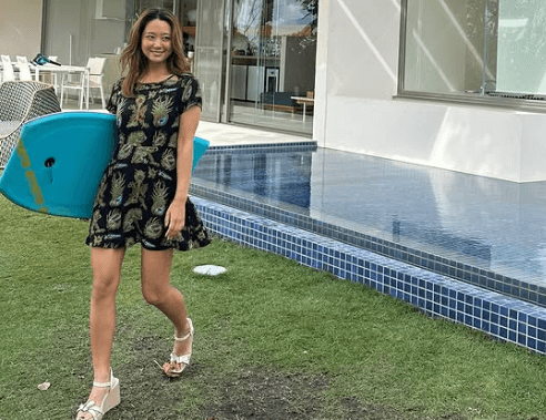 「最上級に可愛いよお」美女プロボディーボーダー、プール付き施設でミニワンピの美脚を披露！ファン大歓喜