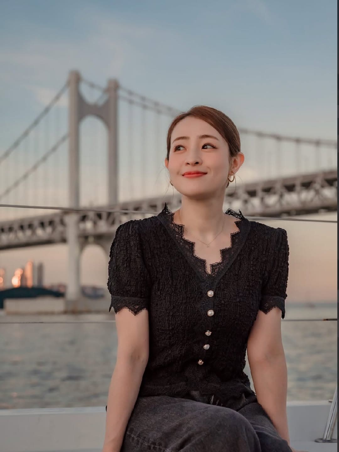 「カッコよくなくても自分の人生を大切に生きたい」大沢あかね、船上でのドラマティックな一枚にファン釘付け