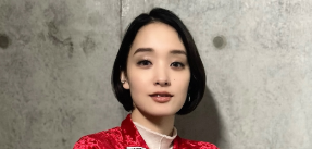 剛力彩芽、「AAC 秋山アーカイブセンター」オフショット公開！情熱の赤で魅了