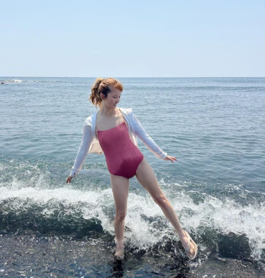 元E-girlsメンバーが夏らしい最新ショットを披露！