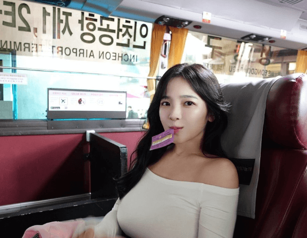 「お人形さんみたい」天木じゅんの”女子旅”、チケットをくわえたときめきショットを披露！