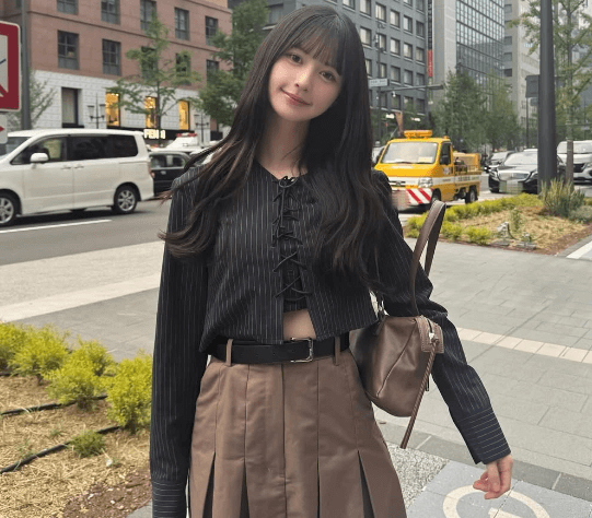 「ドキドキします」人気アイドル、路上で魅せた春コーデ＆ダブル美女ショットにファンうっとり「お洋服が似合いすぎです」