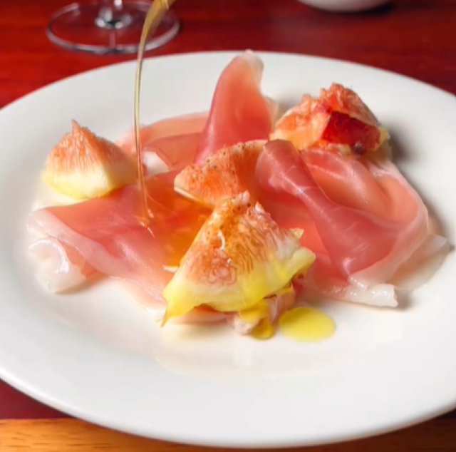 佇まいがまるで高級レストラン！料理研究家・けんた食堂 イチジク×生ハム レシピが「誠に美味しい」と話題に！