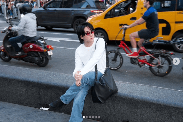 ミセス・大森元貴「さりげな脚組みNYショット」がカッコ良すぎる！