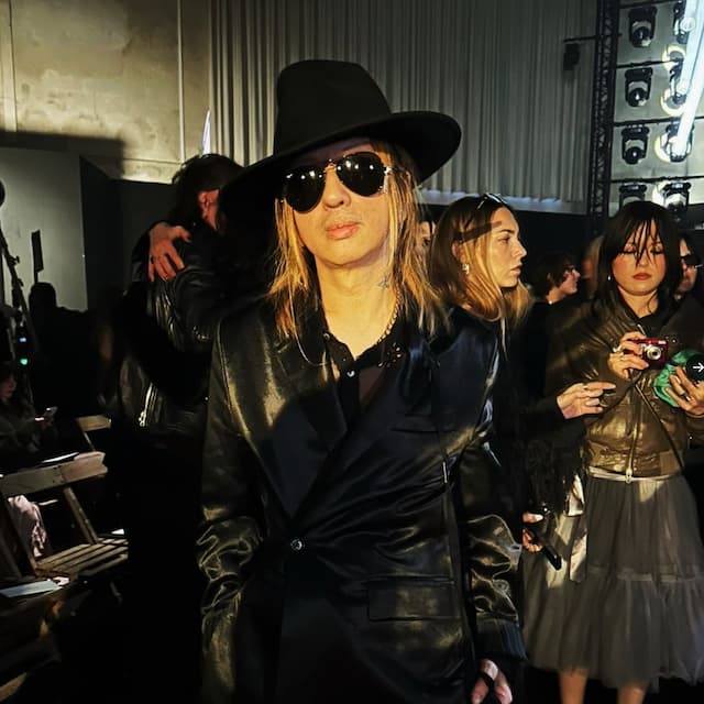 ミュージシャン・清春がダンディな姿でパリに。似合っていると話題に