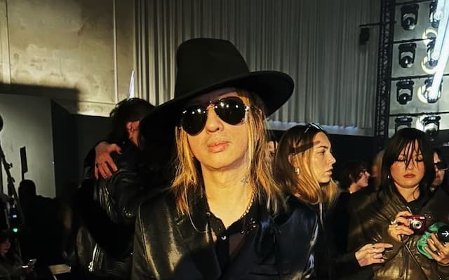 ミュージシャン・清春がダンディな姿でパリに。似合っていると話題に