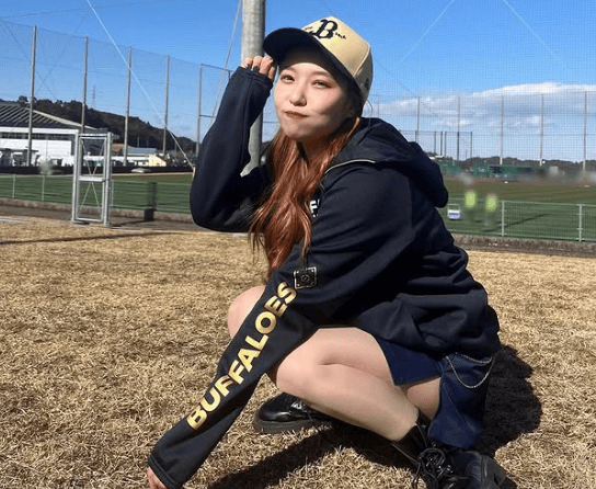 「可愛い…キュンです！」人気チアガール、春季キャンプで見せた”春爛漫・美脚ショット”のキュートさにファンメロメロ！