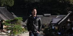 「ヒデ、茅葺きの街並みに佇む」中田英寿が福島・大内宿を巡る旅を公開