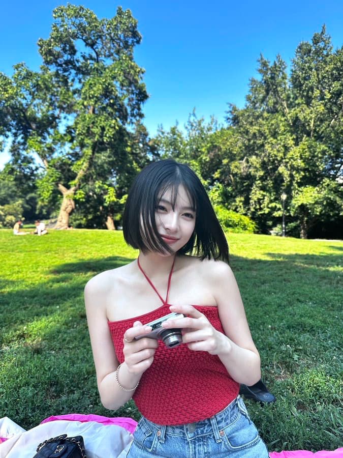 出口夏希、夏の街と緑を満喫するショットを公開