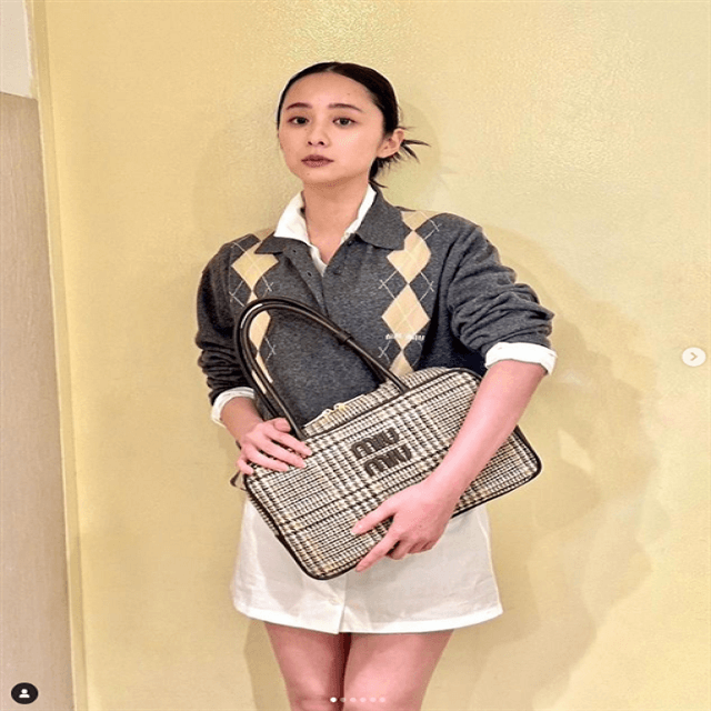堀田真由、MiuMiuのポップアップストアへ！英国スタイルコーデと美脚に「素敵すぎます」の声