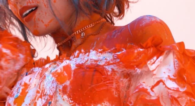 「衝撃の赤！」元欅坂46・平手友梨奈のオフショットにファンからコメント殺到