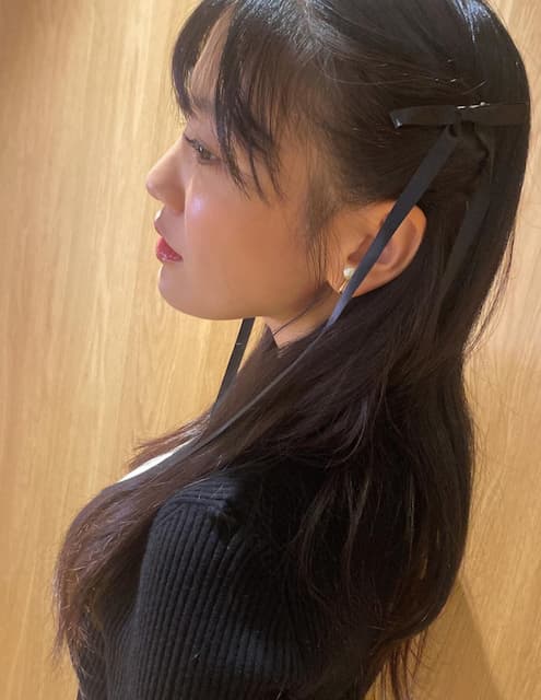 高城れにのリボンをつけて微笑む姿に、ファンからは「めっちゃ可愛い！」の声