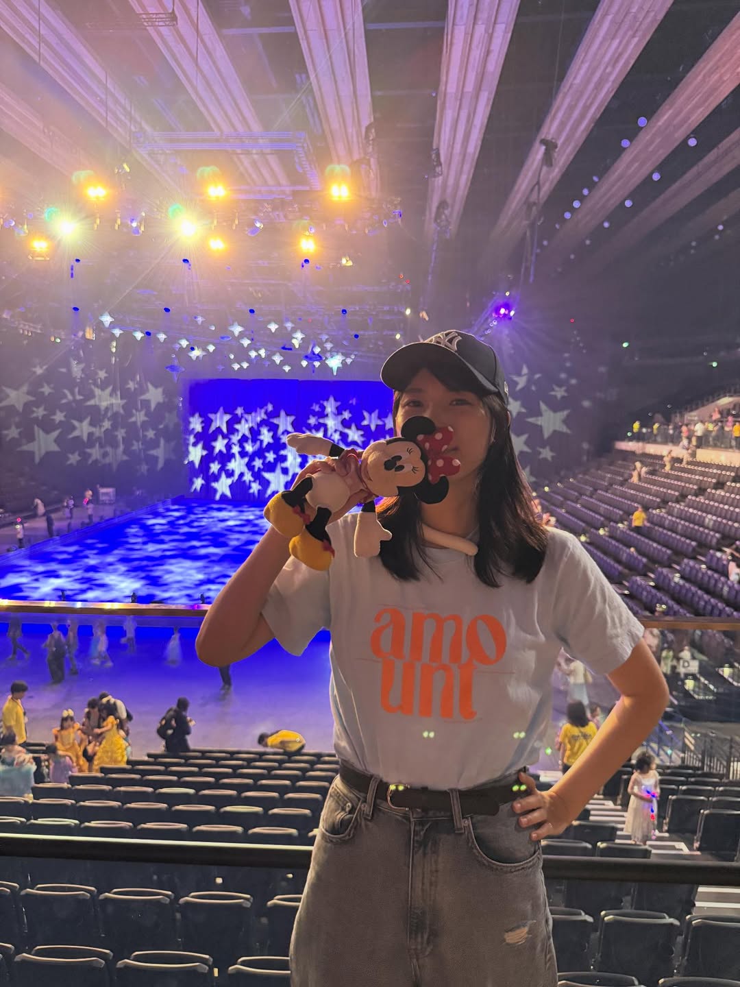 「今年もディズニーをたくさんみせるわたしでいよう」お笑いタレント・紺野ぶるま、有明アリーナでディズニー・オン・アイスを満喫