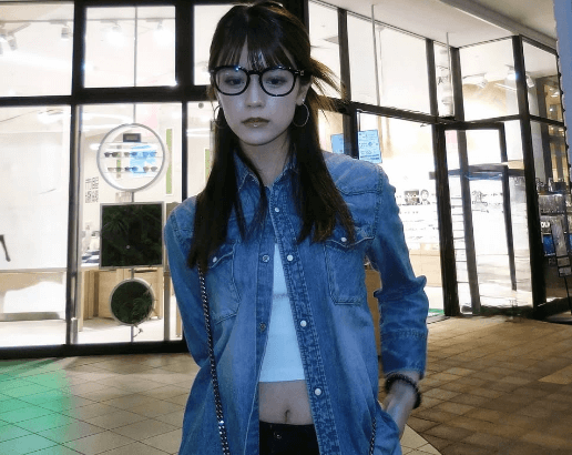 「お姉さん、可愛い」個性満点の美人女優、”ヘソ出し・拝借ショット”を公開！ファンメロメロに「トレビア〜ん」