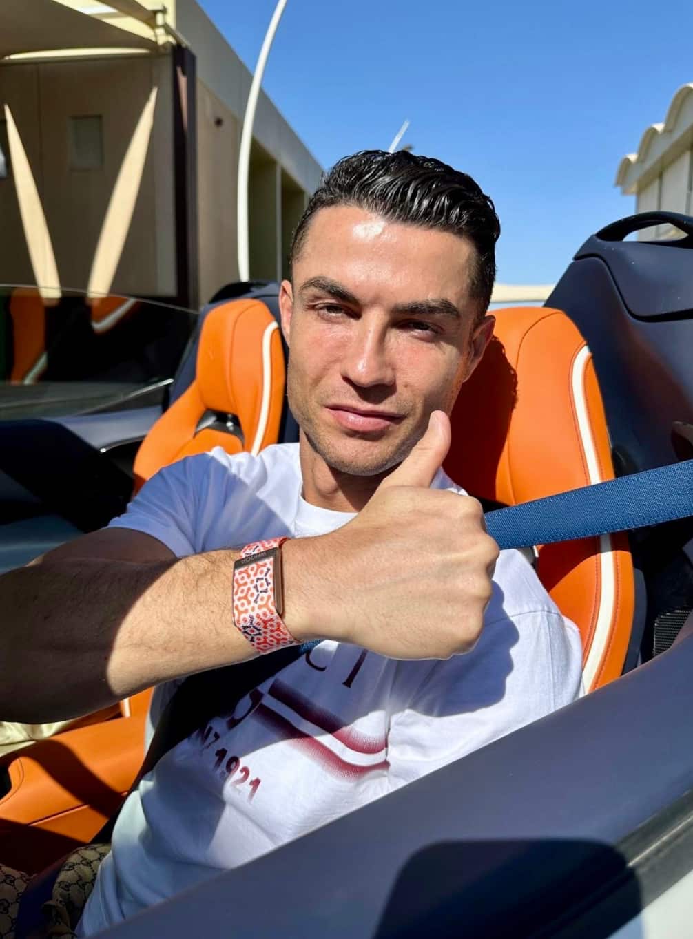 クリスティアーノ・ロナウド、「Have a great day 👍」とコメントし、車内でサムズアップする写真を投稿