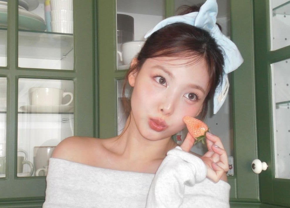 TWICEのベビーフェイスのあのメンバーが〇〇を頬に寄せ「5秒でいいから変わってほしいです」とファン熱望