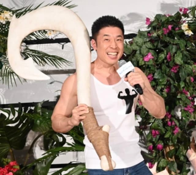 なかやまきんに君、モアナの大ヒット御礼挨拶で巨大釣り針を掲げ「パワー！」