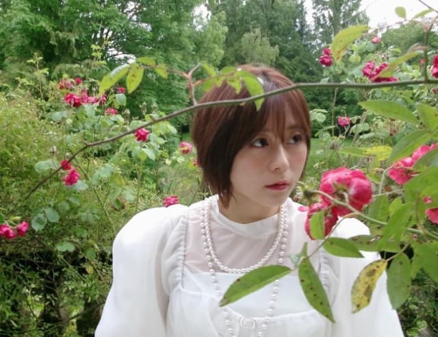 声優 水瀬いのり in パリ！バラ園を楽しむ！