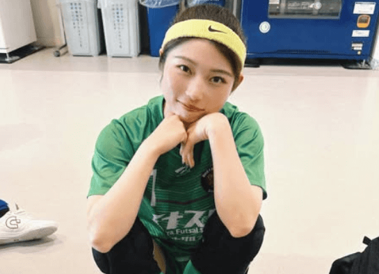 美女サッカープレーヤー、体育座りの”見つめる・ショット”にファン歓喜！