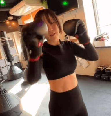 山川恵里佳、SPORTYヘソ出しスタイルでローキック！真剣トレーニング動画にファンもキュン！