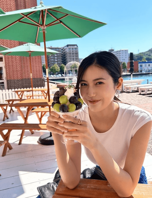 阿部なつき「門司港レトロ」にて、ボディラインに眺め入る美麗ショットを公開！ファン「2枚目最高！」