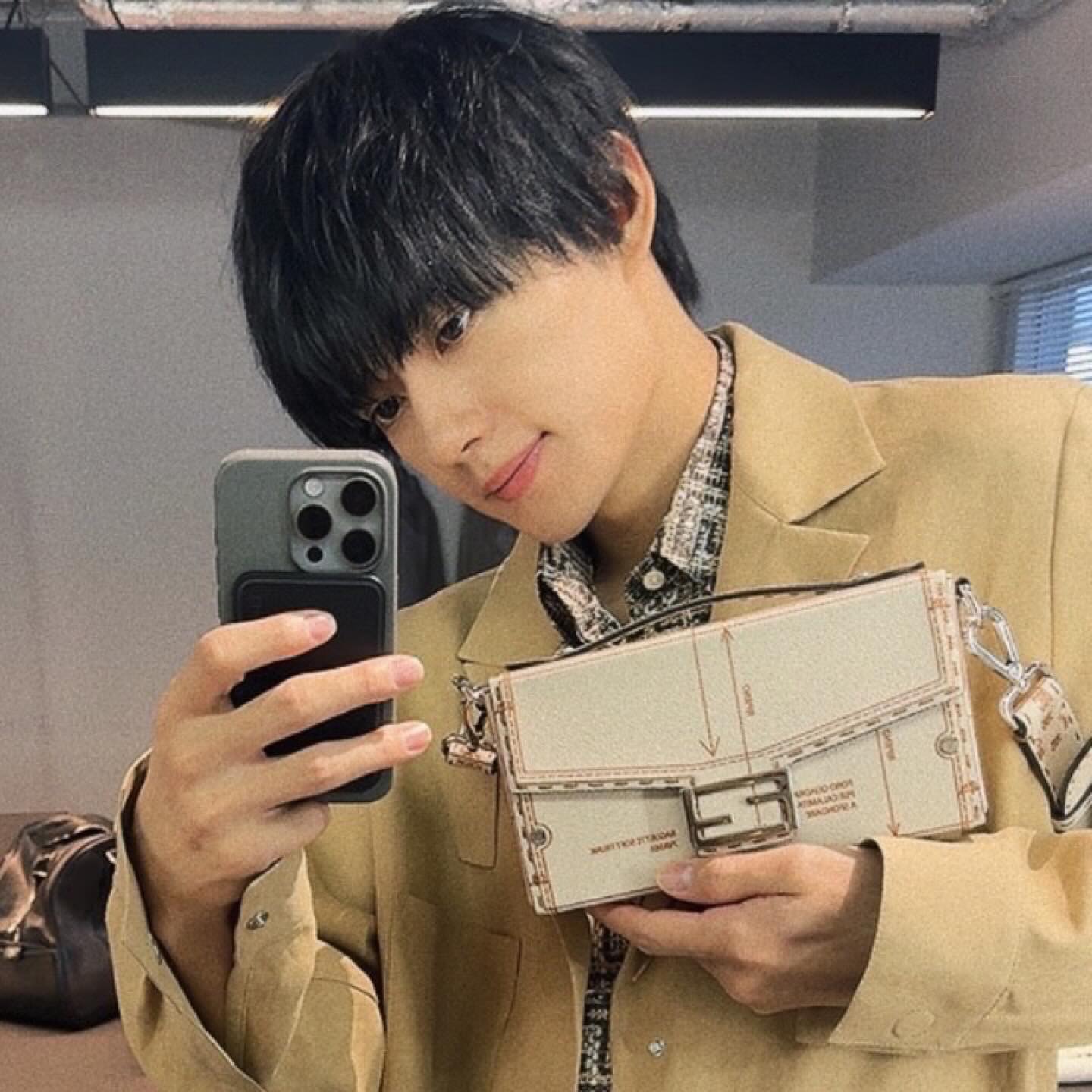 佐野勇斗がミニバッグコーデを披露！顔面アップの自撮り写真にファン沸騰💕