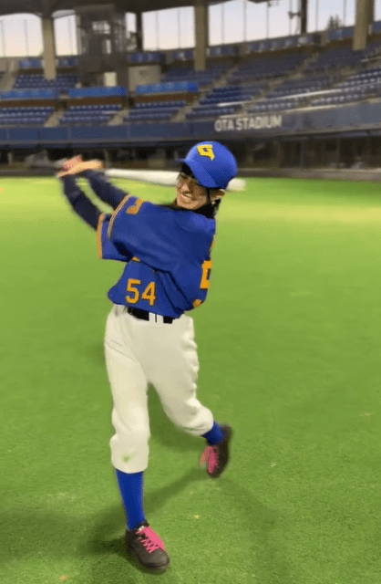 アイドル・越まりん、ユニフォーム姿でバッティング！可愛すぎるフルスイングムービーにファンメロメロ⁉