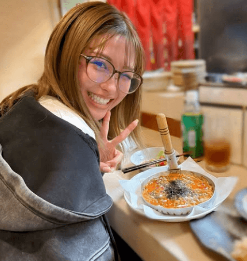 「元気でます」個性派美女インフルエンサー、”ダル着でサク飯”へ！グルメムービーにファン歓喜「可愛さMAX」