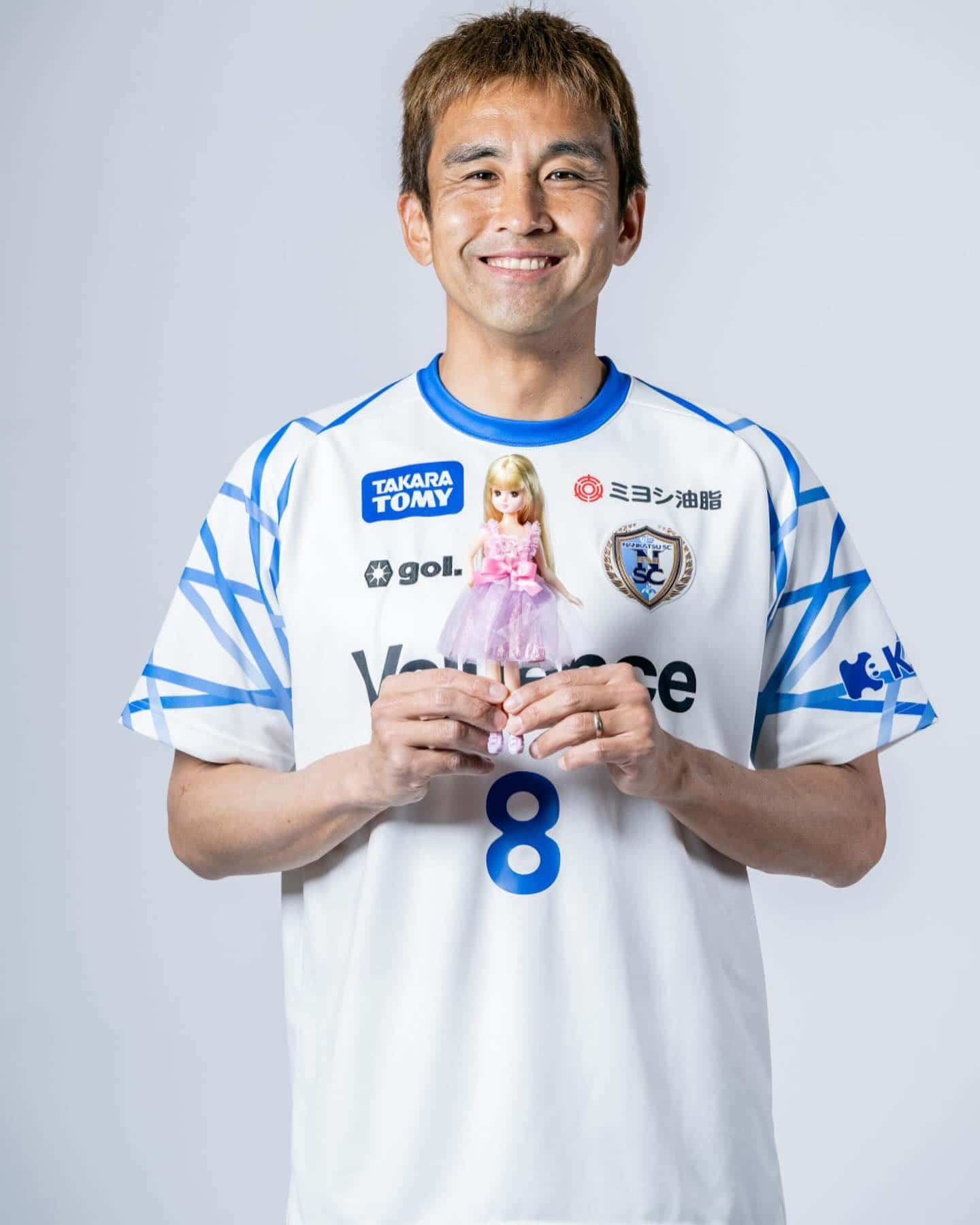 元日本代表MF稲本潤一がリーグ開幕へ リカちゃん人形とツーショット!?