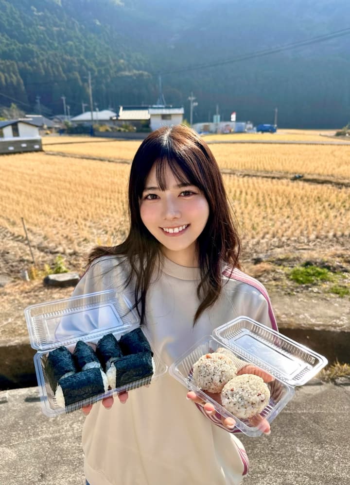 「空前絶後の◯◯ブーム」東雲うみ、両手に◯◯を持った“にこにこショット”が話題！