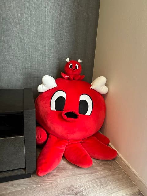 「ベタ惚れだな〜」女優 真野恵里菜の家に夫・柴崎岳選手が所属するチームグッズが！仲良しな様子にファンニヤニヤ