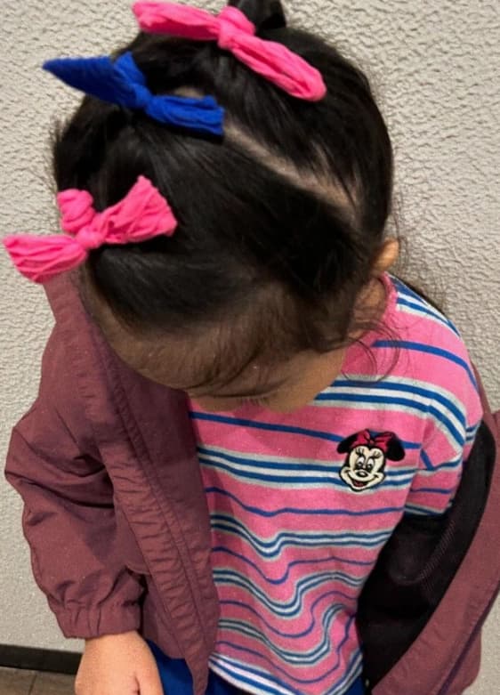 人気女性芸人〇〇が娘のヘアスタイルを公開！崩れない＆お昼寝に優しい簡単ヘアアレンジ模索中！