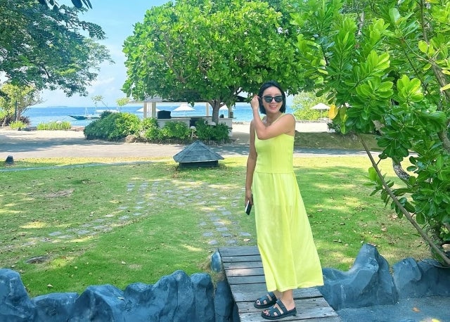 元プロゴルファー・イ・ボミ、鮮やかイエロードレスで魅せる夏休みのリゾートショット