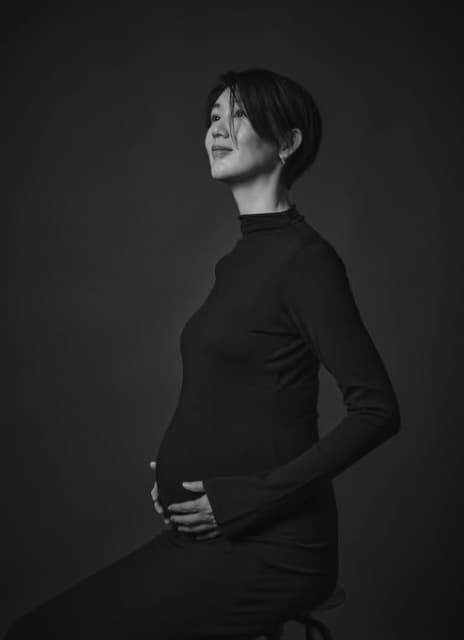 美しい母の表情にファン絶賛！栗原恵が夫撮影の愛情あふれる臨月マタニティフォトを公開！