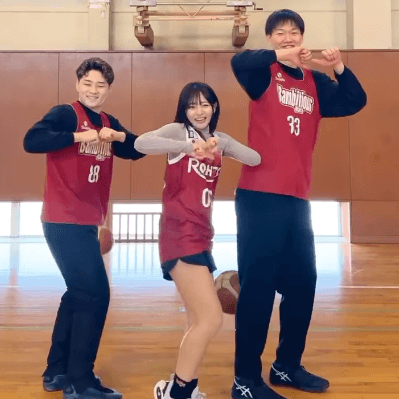 「凄すぎます！」可愛すぎと話題のバスケ女子、プロ選手2名とゴール前ダンスに反響続出！「可愛くてお気に入り動画の1つ」