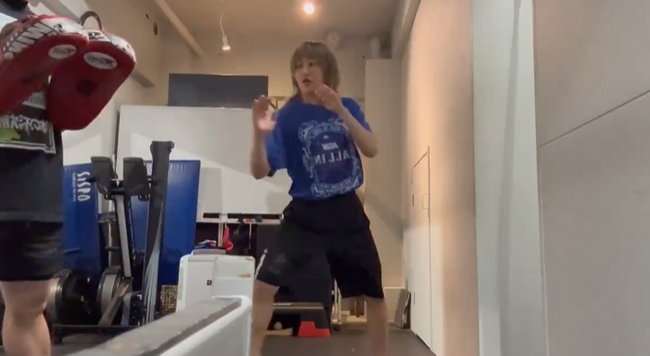 プロレスラー・朱里が鋭いキックトレーニングの様子を公開！
