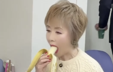 小柳ルミ子、楽屋でのバナナ姿が話題に！ユーモアたっぷりの投稿に注目