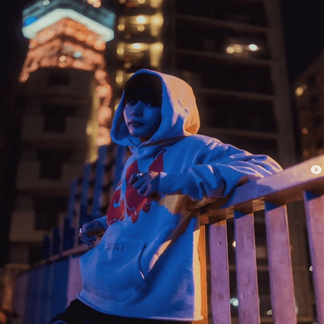 長尾謙杜が東京タワーをバックにパーカールックで決める