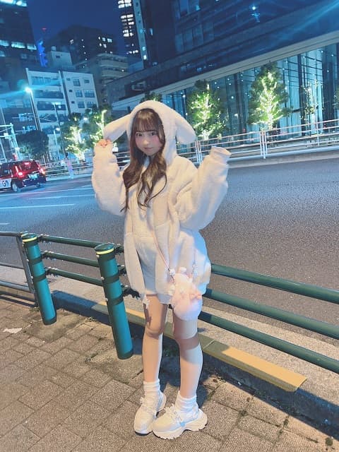 「激カワすぎる〜」お散歩するアイドルの〇〇姿にファンメロメロ♡