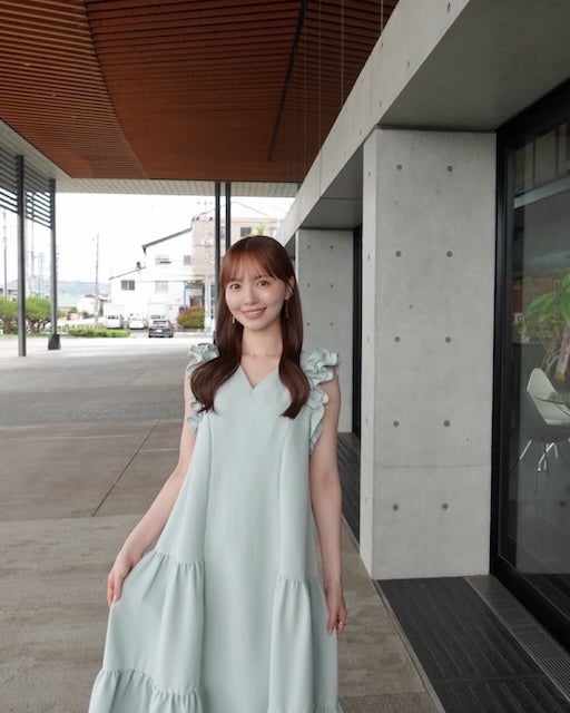 山根千佳、フリルワンピースの夏コーデを披露！