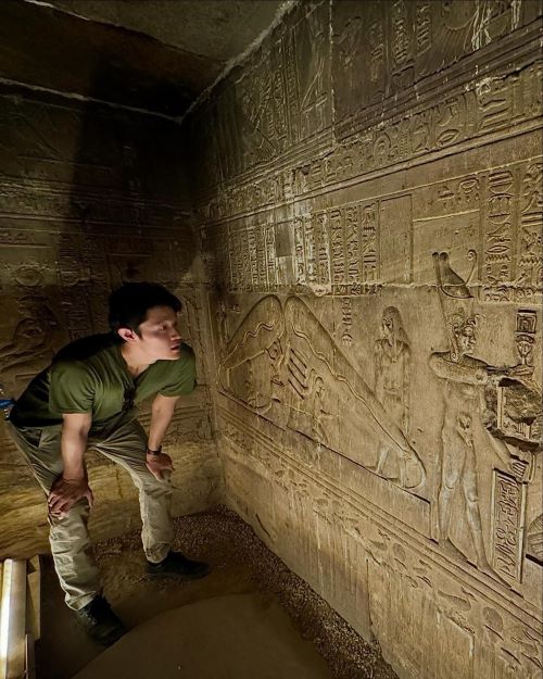 「美しくて楽しい」鈴木亮平 エジプトの神殿にうっとり