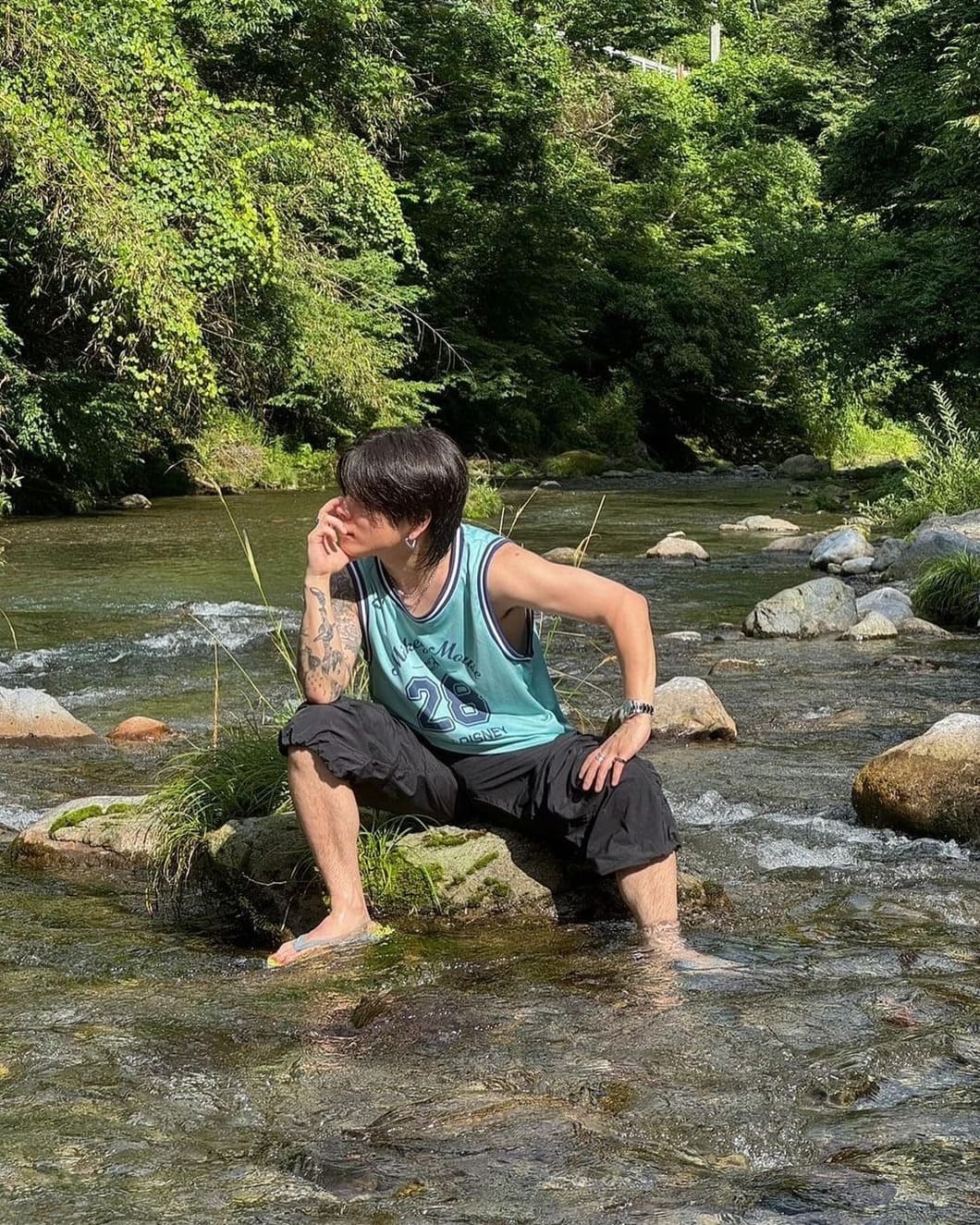 「足は、大丈夫？」優里、川遊びで早くも夏を満喫！タトゥー覗かせた肌見せショットも足負傷