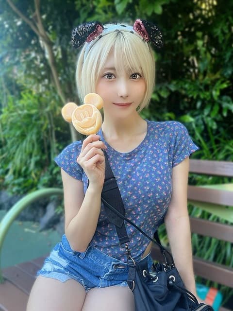 「これおいしいやつ🍨」コスプレイヤー 篠崎こころが人気キャラのアイスとの2Sを投稿