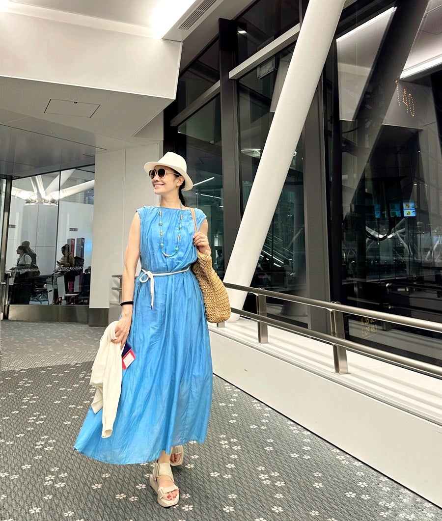 アンミカが夏色ドレスを披露「海の青さが凄く綺麗💙🌊」