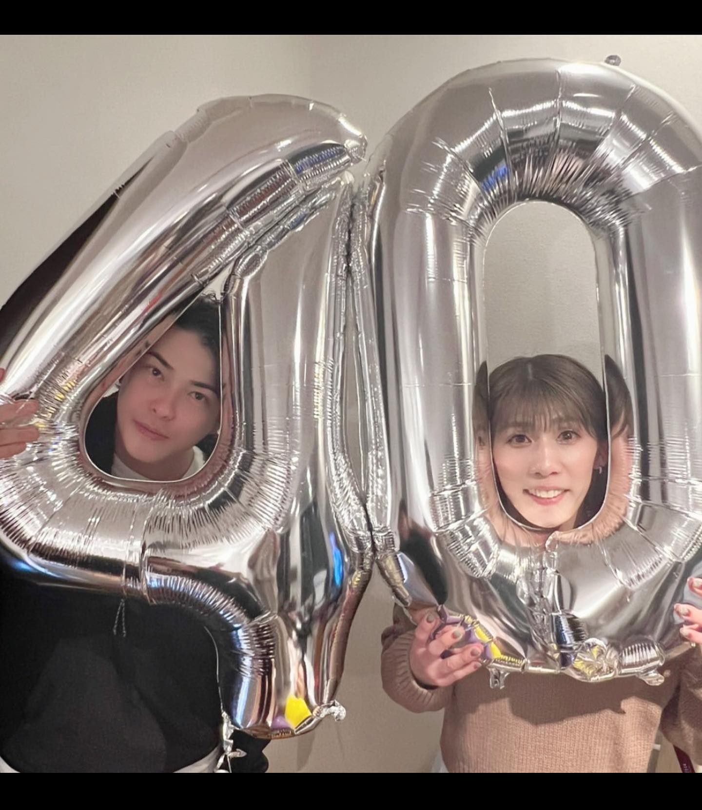 吉田沙保里が勝地涼との2Sを公開❗️風船＆花束で祝福🎉