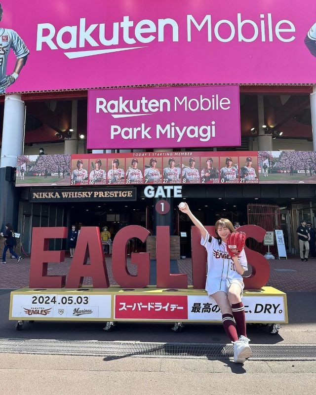 秋元真夏が始球式に参加「天気が良くて気持ちよかった！」