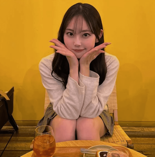 「ガチ恋勢になっちゃうってそんな！」美女アナウンサー、”ロマンティックミニ＆頬ぷにショット”にファン・フォーリンラブ「スカート姿可愛いすぎ」