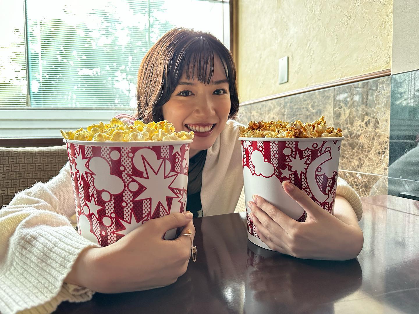 永野芽郁 ポップコーン両手に抱えたキュートな姿を披露「ポップコーンになりたい」の声