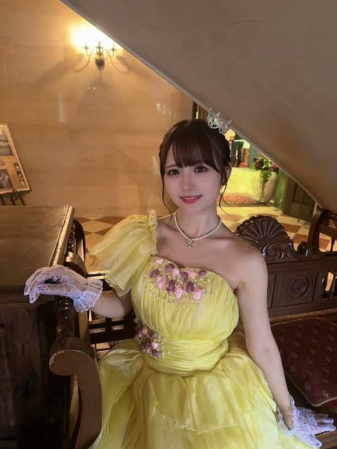 女性アイドルがデビュー10周年！美しいドレス姿にファン「これからも推していきます」