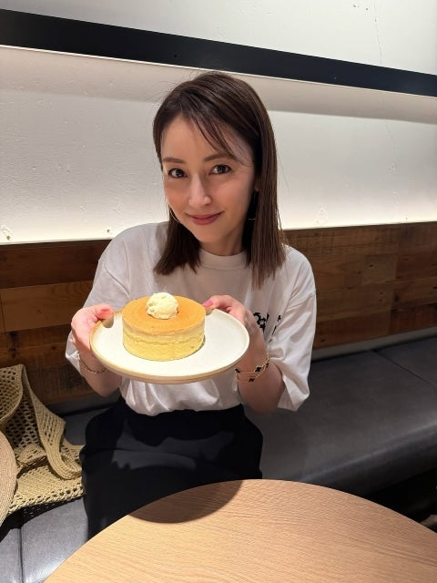 「いつまでも…可愛い過ぎ〜」46歳美魔女俳優・矢田亜希子、◯◯のパンケーキにご満悦なスマイルショット！